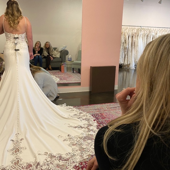 Stunning Pre-Owned Allure Bridals Wedding Gown - Ivory/Nude Lining, Size 10 - Picture 4 of 15